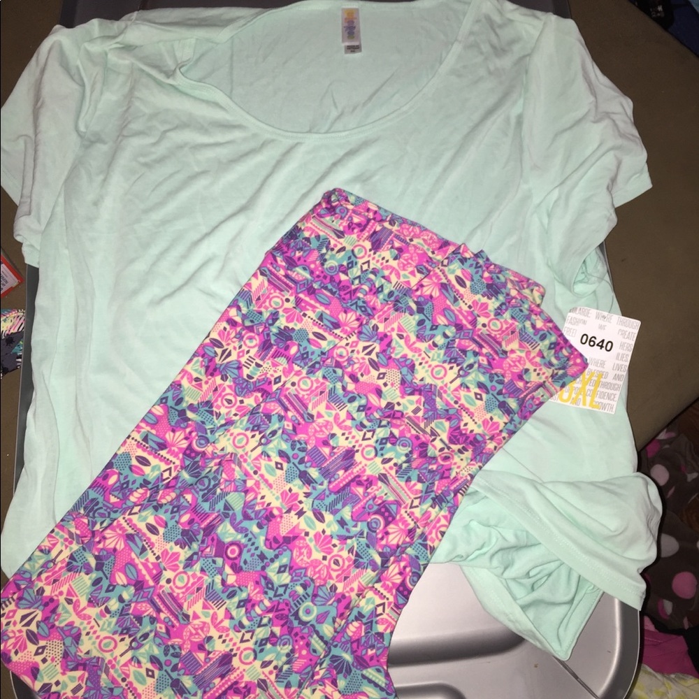Lularoe classic tee 3x and tc2 legging both NWT